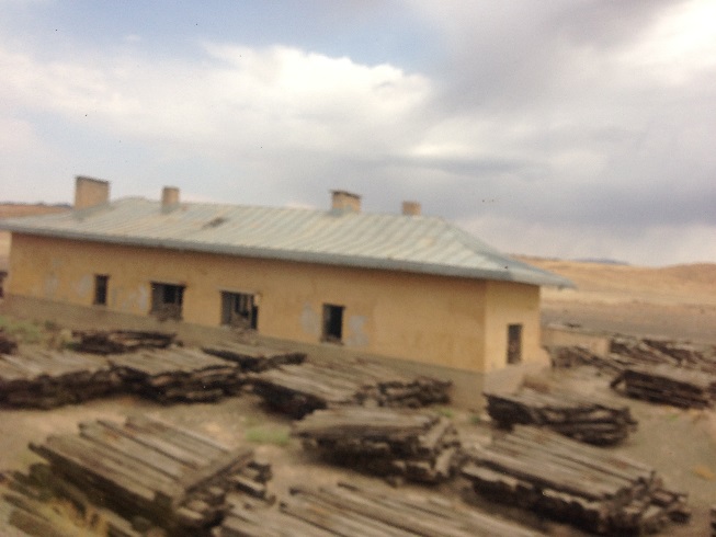 ساختمان های راه آهن کشور را آنقدر محکم ساخته اند که هنوز سالم پا برجاست